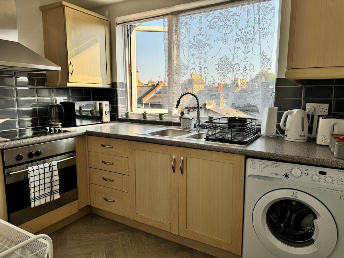 Hidden Modern Gem Zone 1! Apartment London
